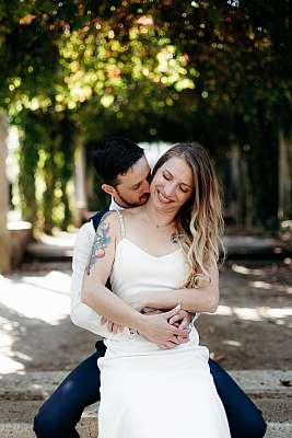 Petit baiser dans le cou durant la séance de couple