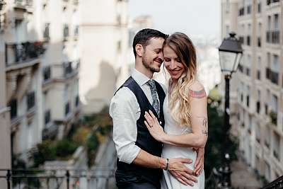 Moment sensuel entre les mariés