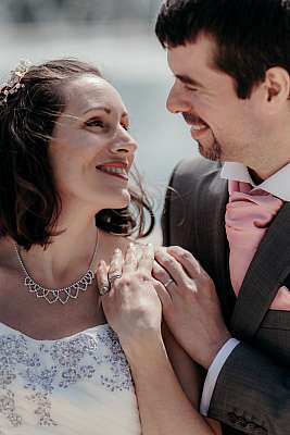 Regard plein de tendresse des mariés