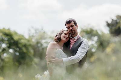 Pose douce et romantique des mariés