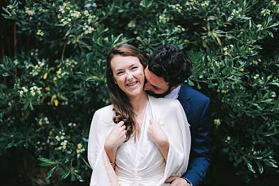 Le jeu des bisous dans le cou qui chatouille la mariée