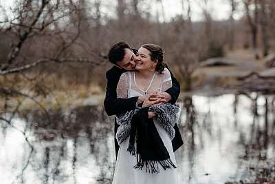 Le jeu des bisous dans le cou ne manque pas de faire sourire la mariée