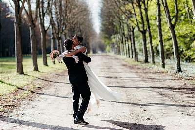 La mariée dans les bras du marié à Saint-Cloud