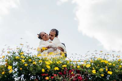 Photo de couple dans les fleurs et les nuages