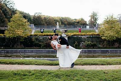 La pose classique des mariages avec les témoins en fond