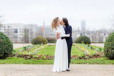 Baiser des mariés au parc de Bécon