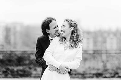 Portrait en Noir et Blanc des mariés au parc de Bécon dans le 92