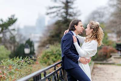 Les mariés prennent la pose pour les photos de couple
