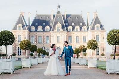 Les mariés devant le château de Sceaux dans les Hauts-de-Seine