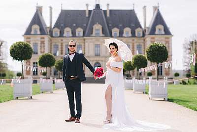 Les mariés stylés devant le château du parc de Sceaux