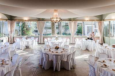 Plan large sur la salle de mariage