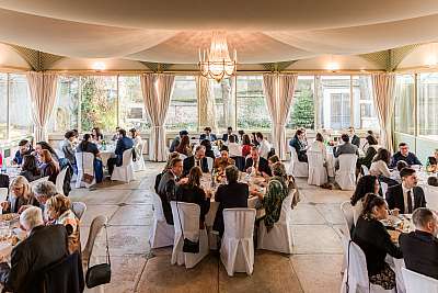 La salle de mariage et les invités