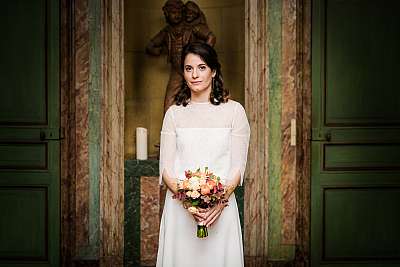La mariée pose dans le joli décors des Erables