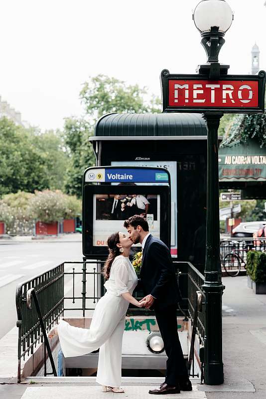 Les mariés prennent la pose pour les photos de couple