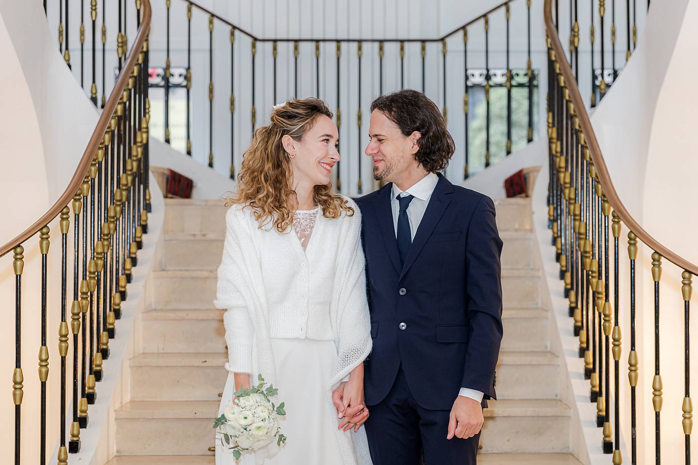 Les mariés dans les escalier de la mairie de Courbevoie