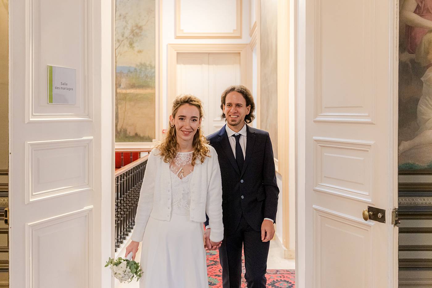 Les mariés arrivant dans la salle des mariages