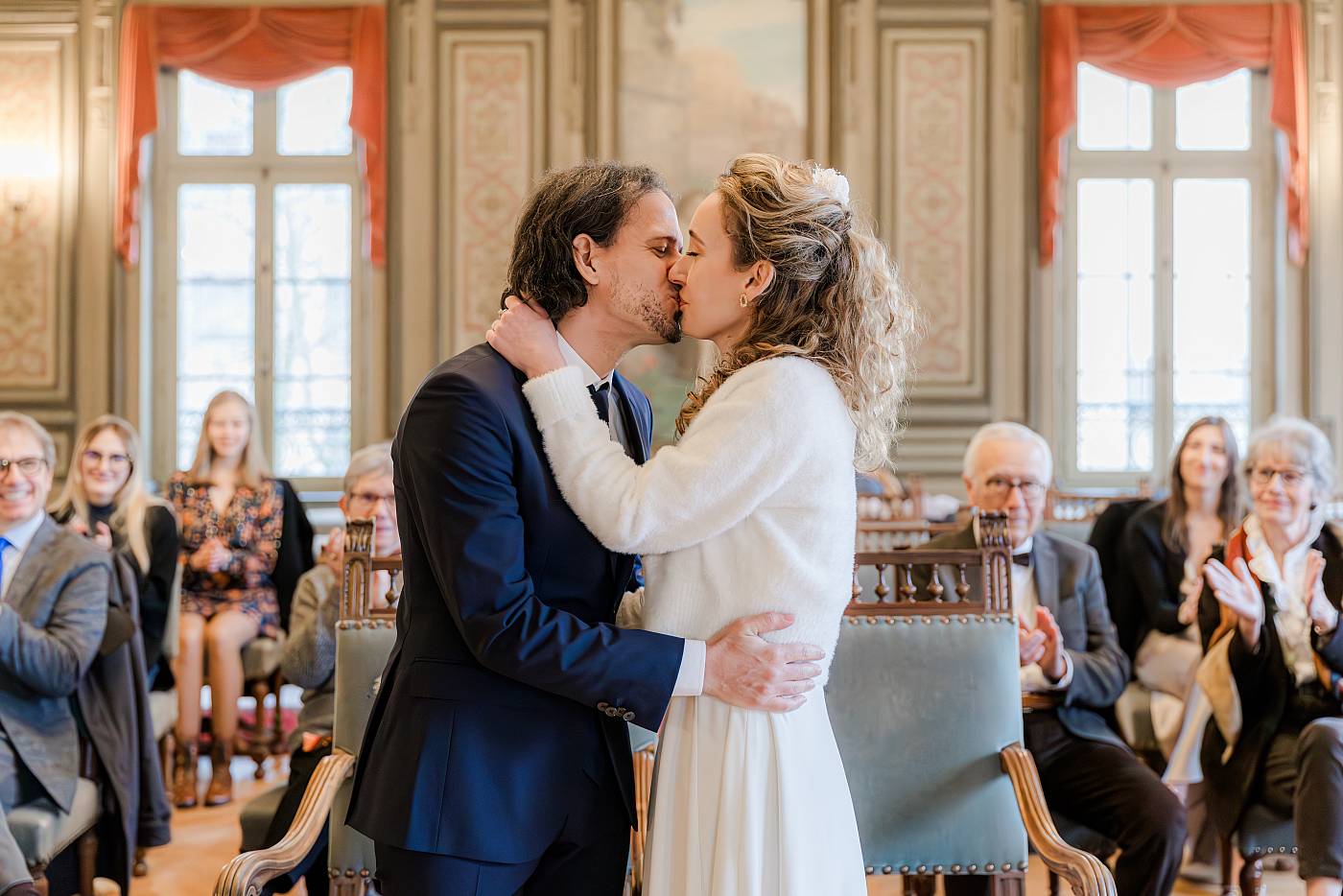 Baiser des mariés après l'échange des consentements