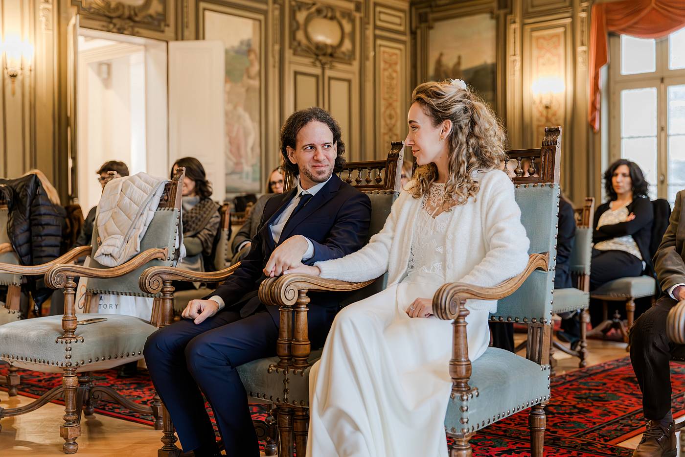 Regard complice des mariés à Courbevoie