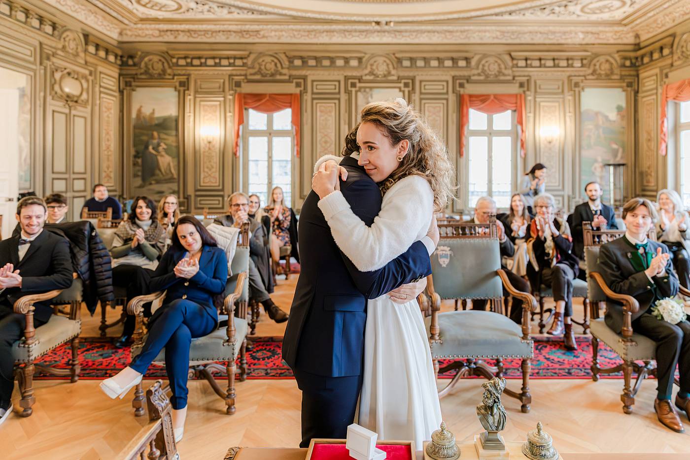 Etreinte des mariés après l'échange des alliances