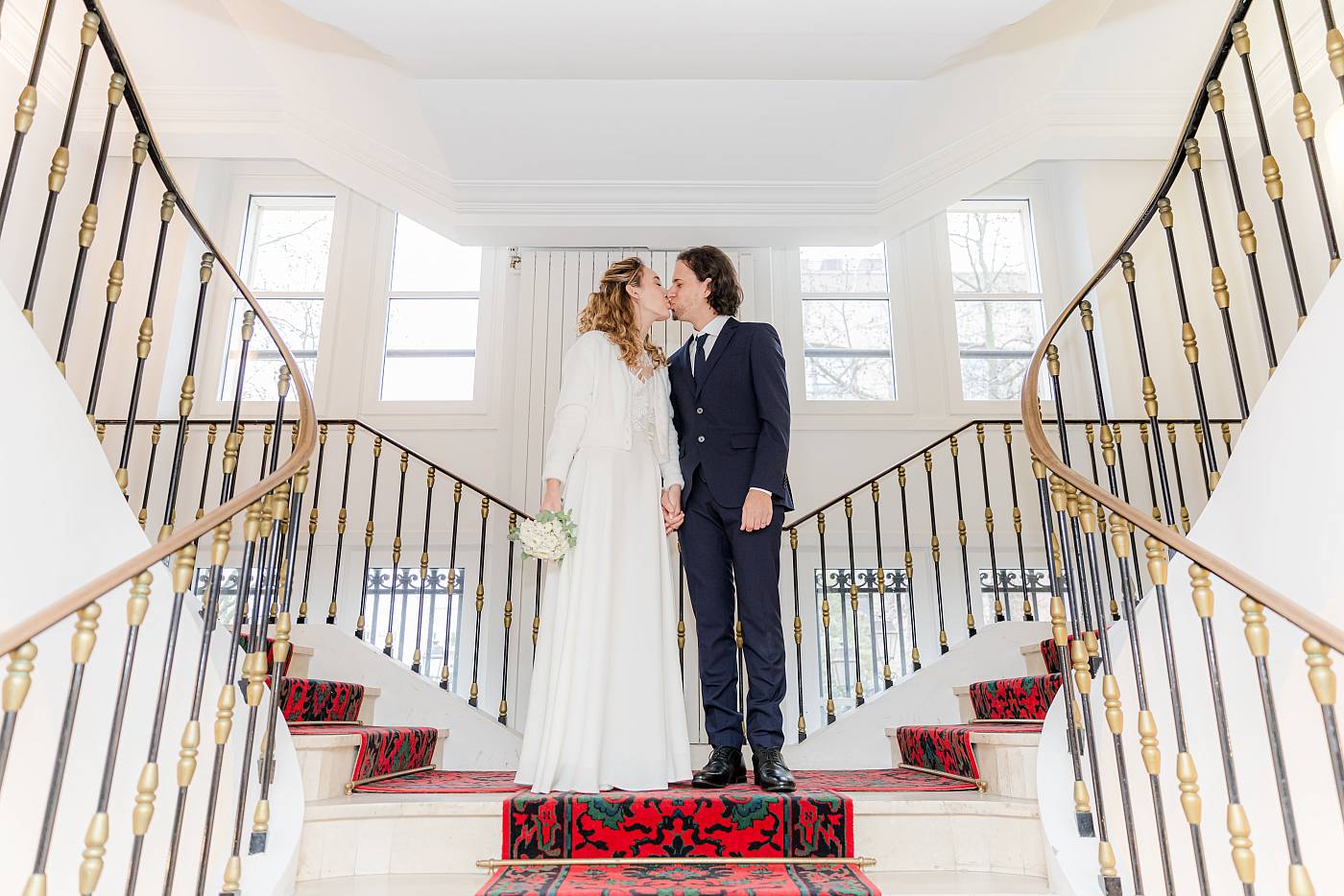 Les mariés dans les beaux escalier de la mairie de Courbevoie