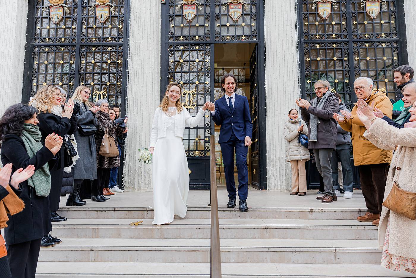 Les mariés à la sortie de la mairie de Courbevoie