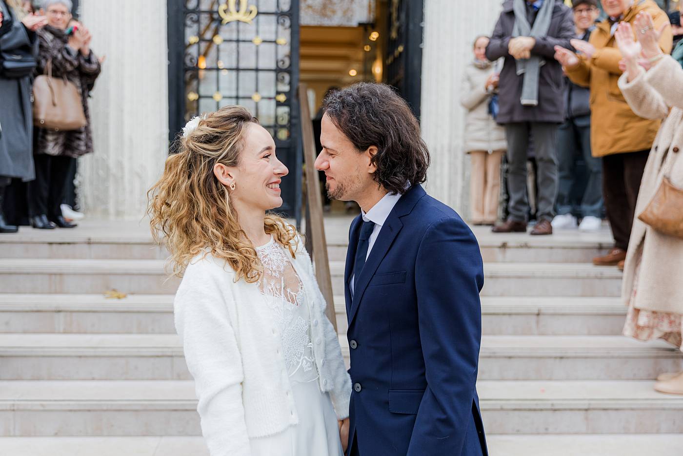 Le regard complice des mariés devant la mairie de Courbevoie
