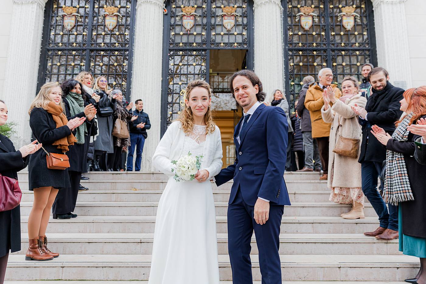 Les mariés et leurs invités devant la mairie de Courbevoie