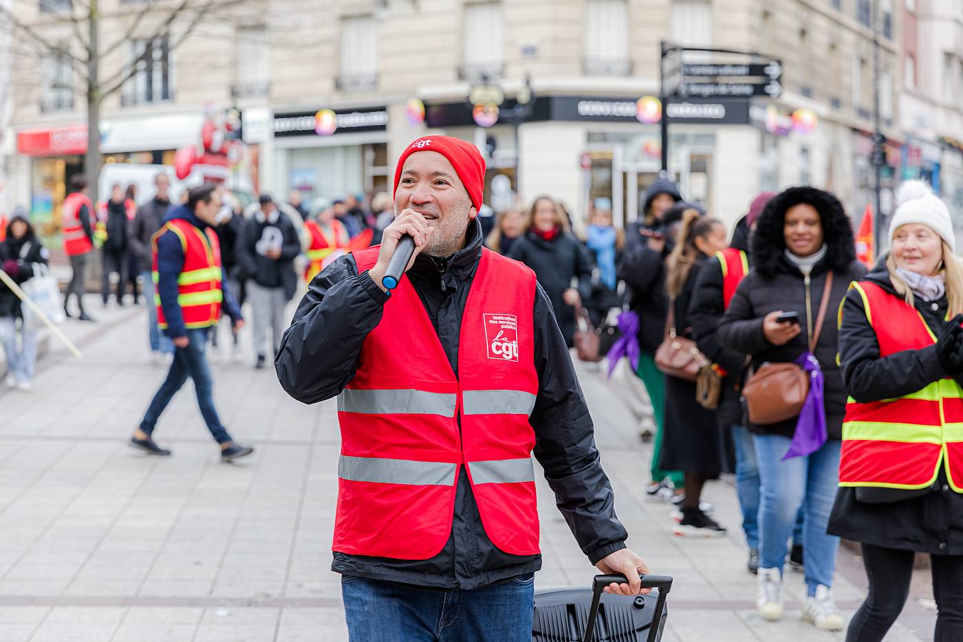 Les manifestant de la CGT accueillent les mariés devant la mairie