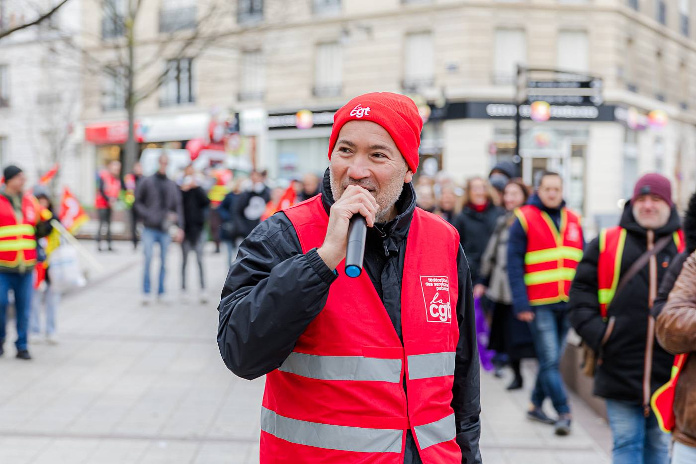 Les mariés accueillis par les manifestants