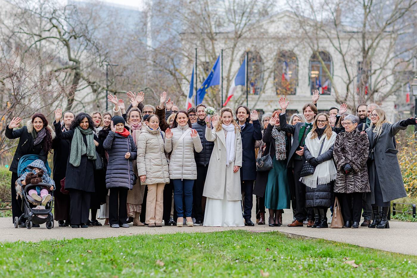 Photo de groupe dans le square de la mairie de Courbevoie