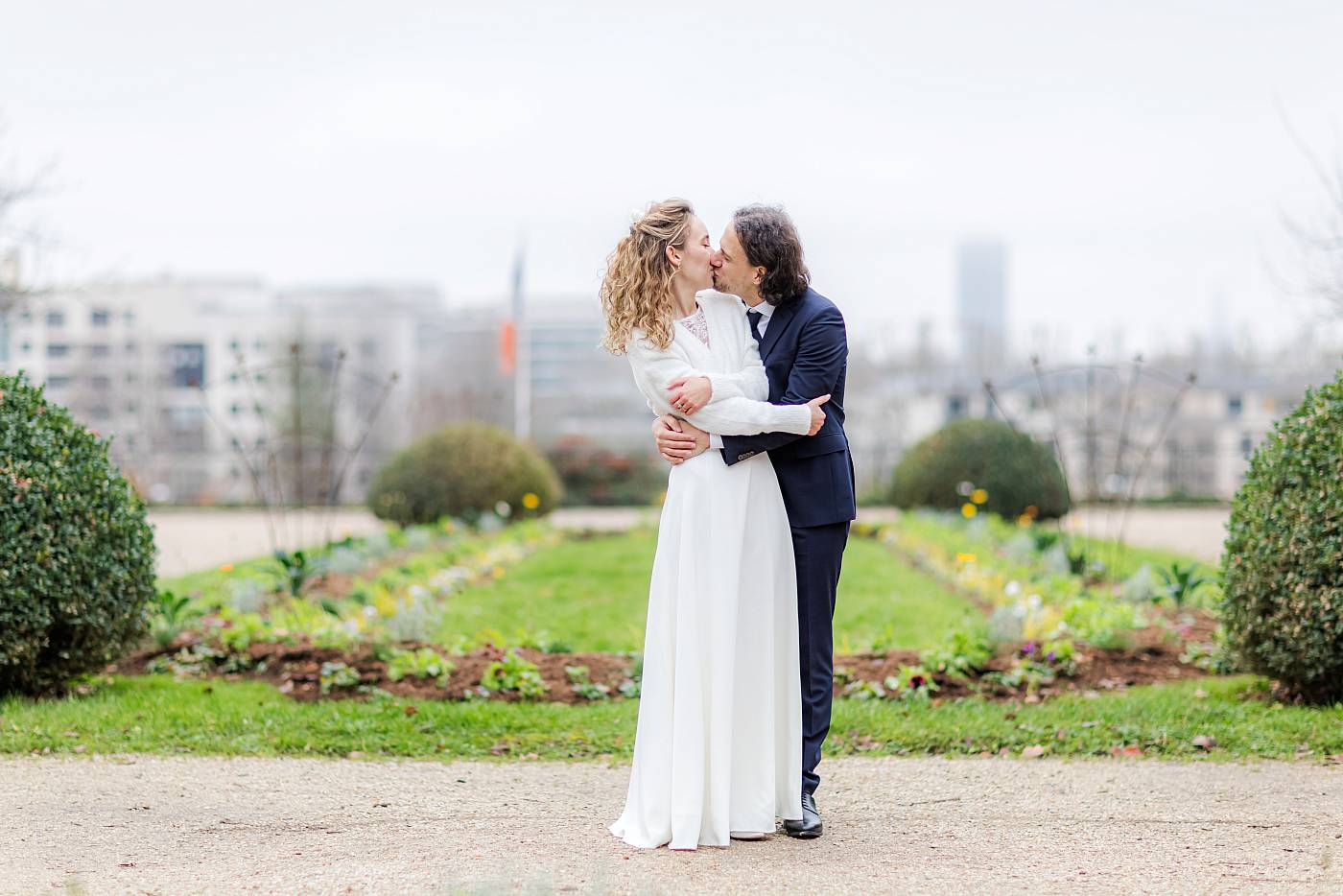Photo de couple devant le parterre de fleurs au parc de Bécon
