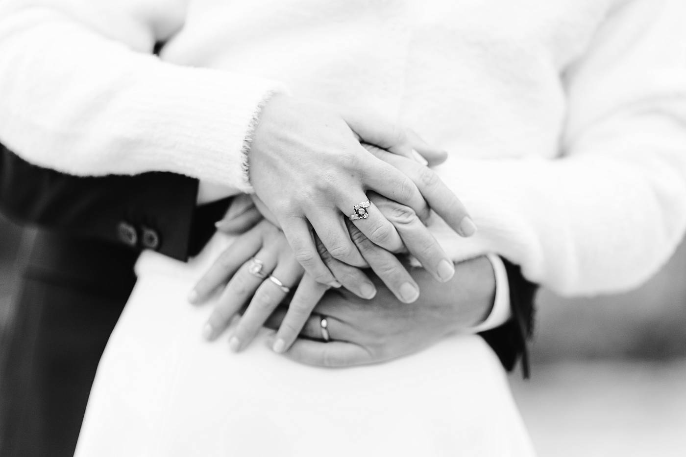 Gros plan sur les mains et les alliances