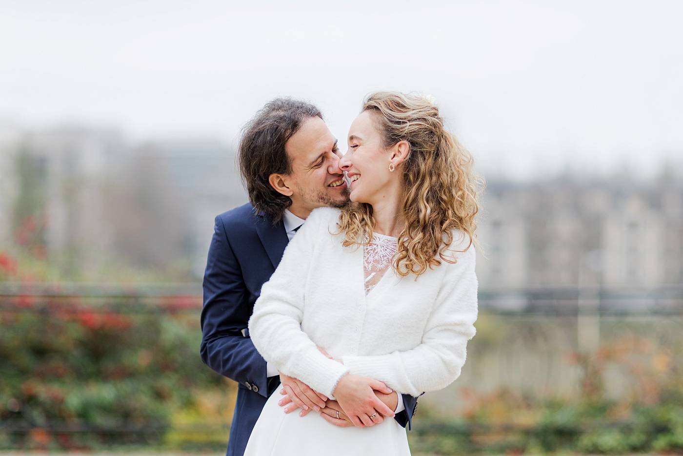 Les mariés complices pendant la séance photo de couple