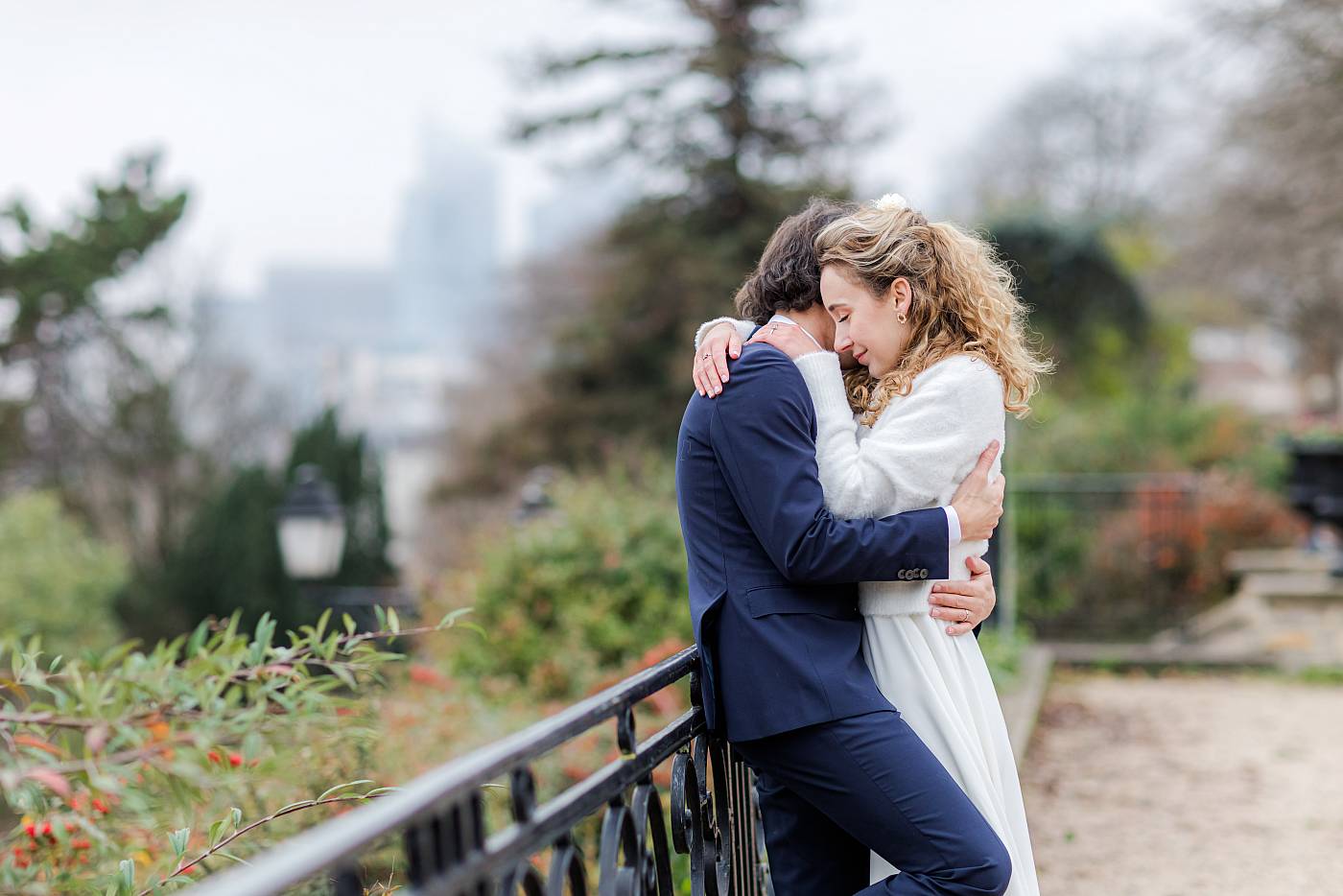 Pose romantique des mariés