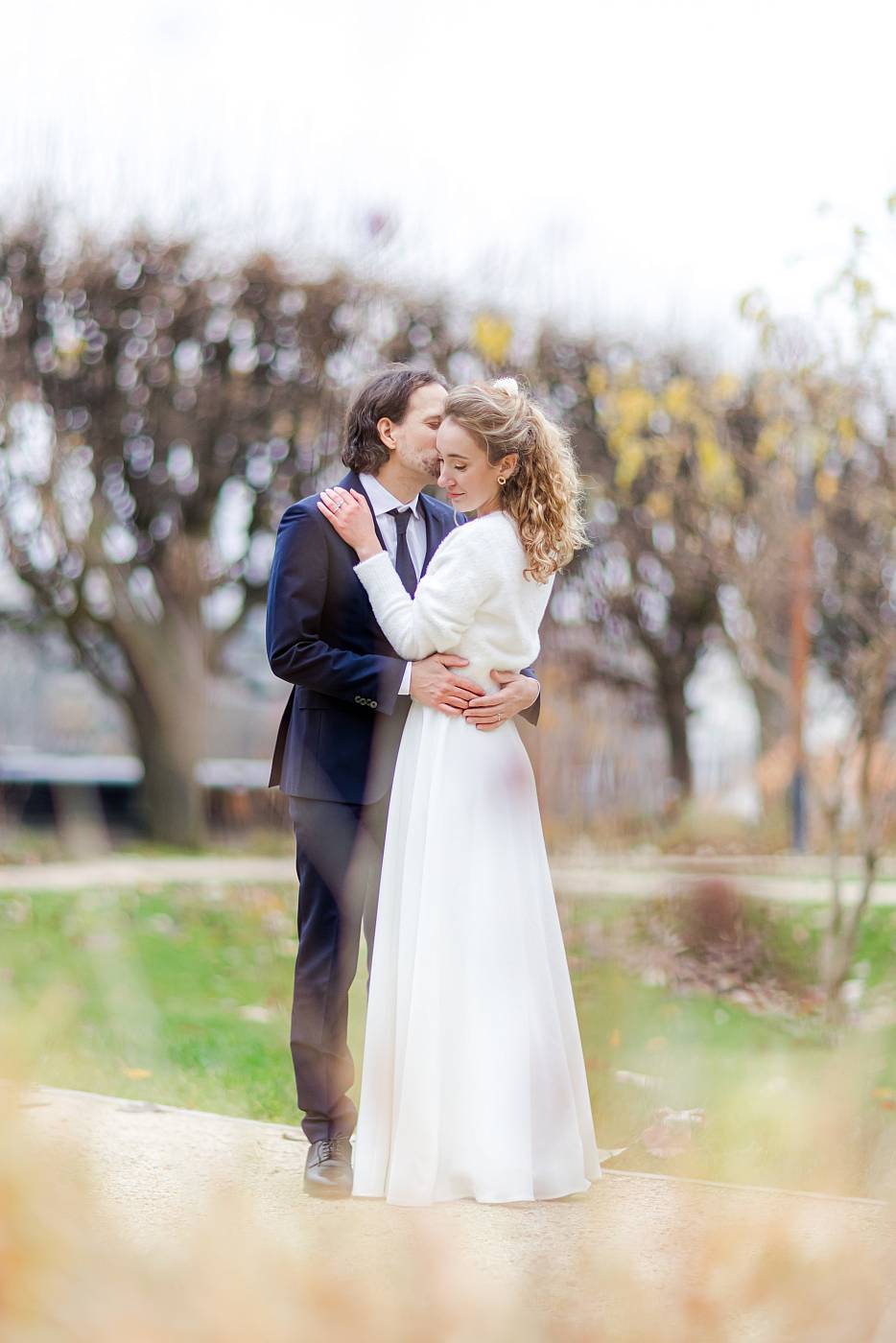 Pose romantique des mariés au parc de Bécon