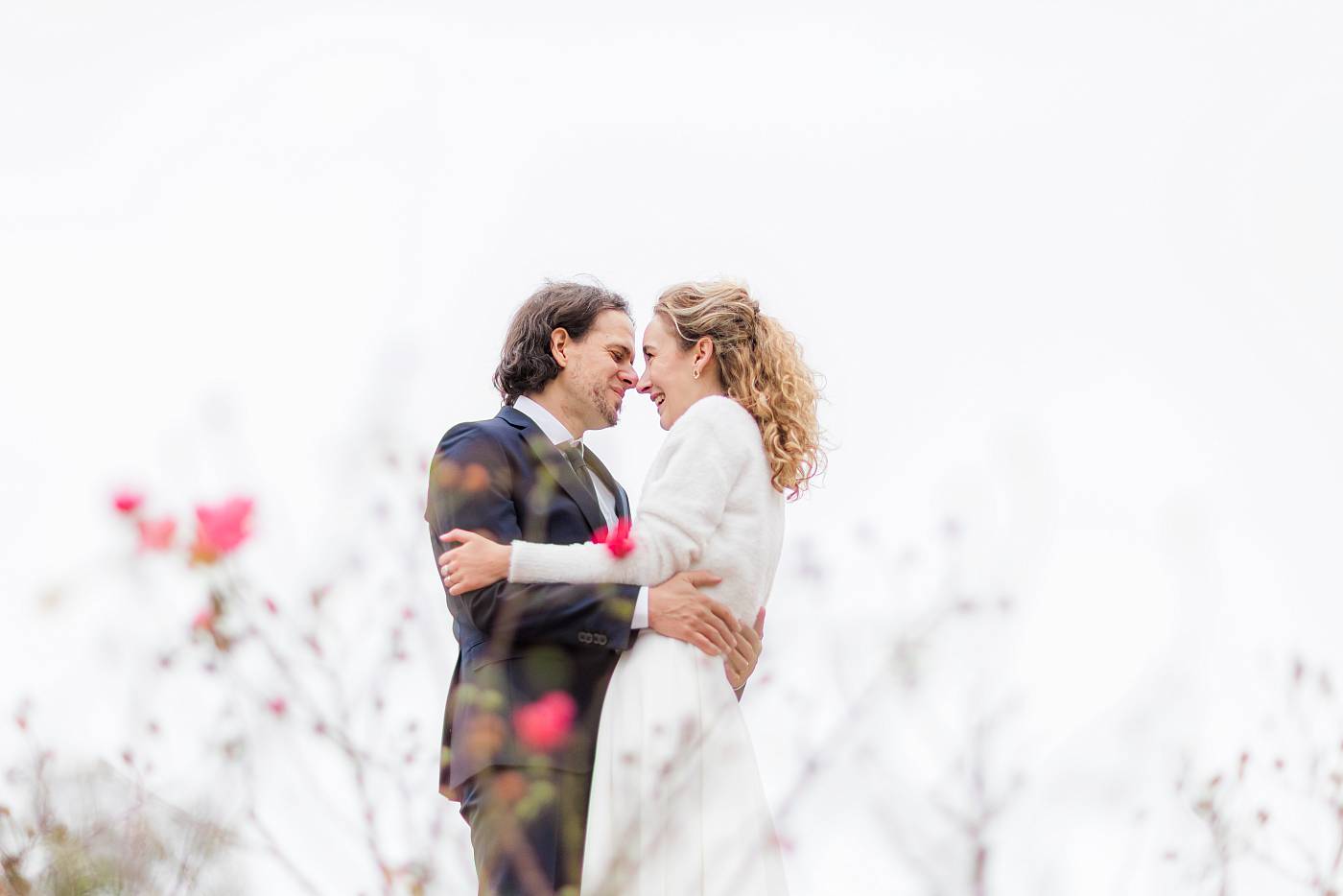 Les dernières roses de l'hiver servent de premier plan pour les photos de couple