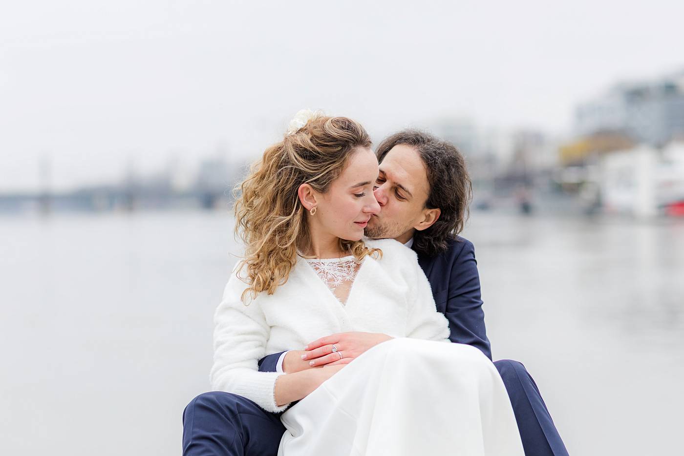 Photo de couple avec la Seine et ses berges en arrière plan