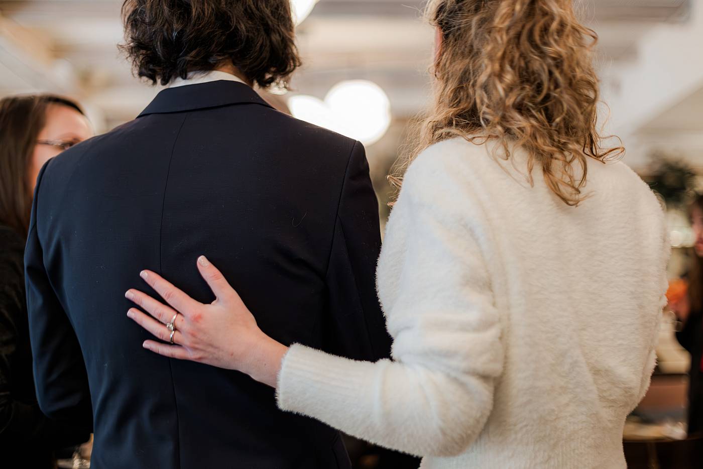 Geste tendre des mariés pendant la réception