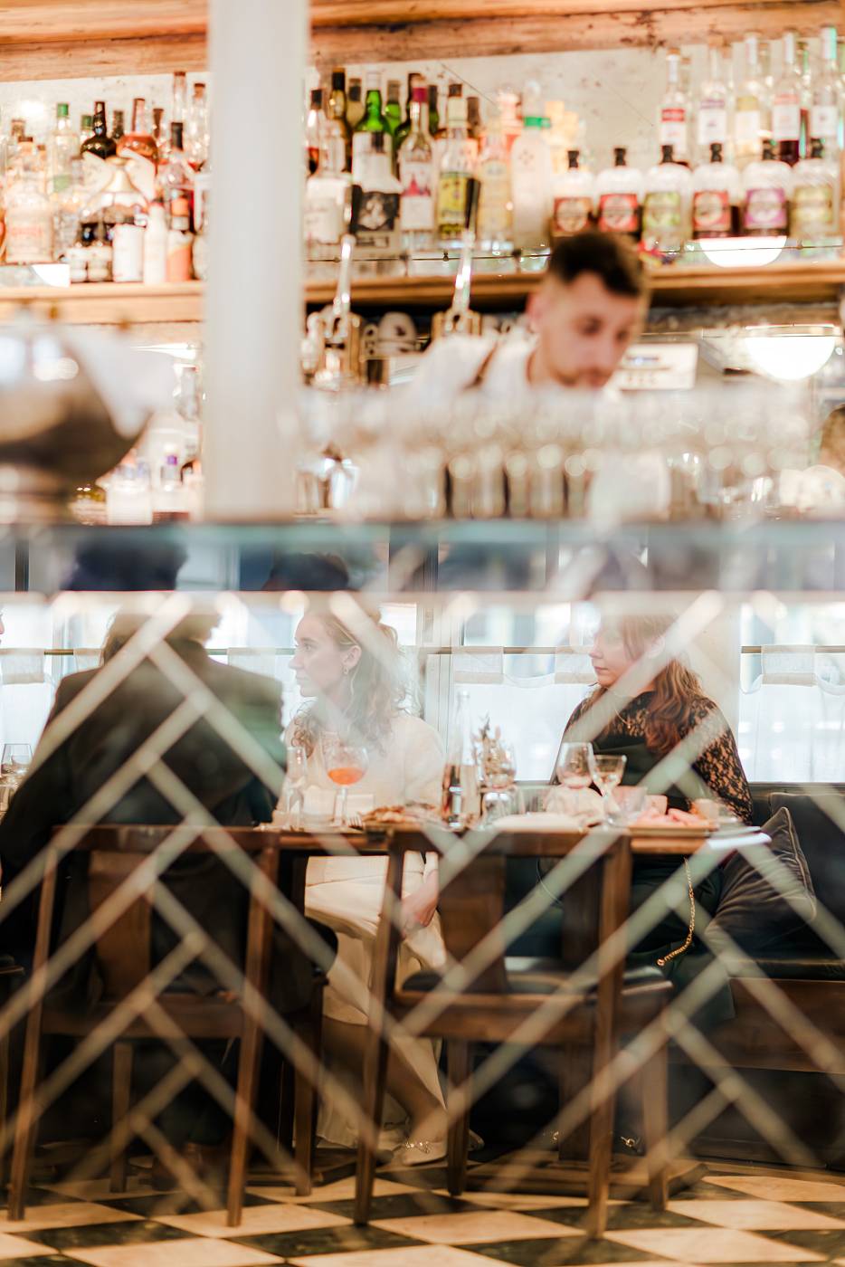 Jeu de réflection dans les carreaux miroir du bar