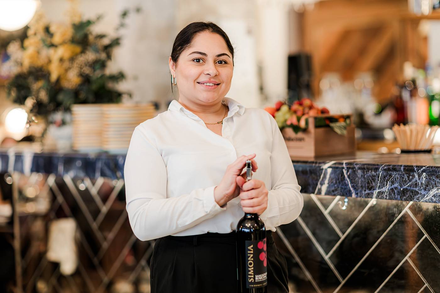 Serveuse au restaurant Mamma Primi