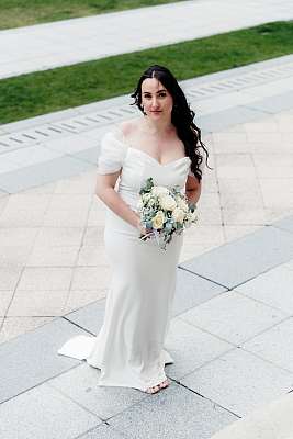 La mariée devant la mairie de Neuilly-sur-Seine