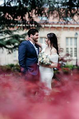 Photo de couple dans le parc de la mairie de Neuilly