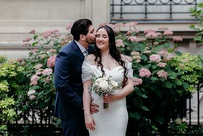 Les mariés posent devant les fleurs du jardin de la mairie de Neuilly