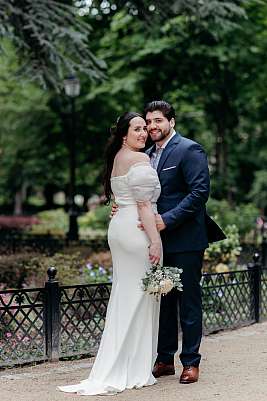 Le couple pose dans le parc de la mairie de Neuilly-sur-Seine
