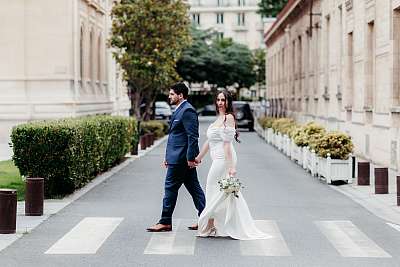 Photo de couple sur le passage pour piétons