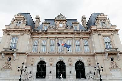 Les mariés devant la belle et imposante mairie de Neuilly-sur-Seine