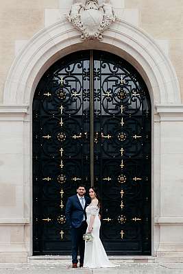Photo de couple devant la l'imposante porte d'entrée de la mairie de Neuilly-sur-Seine