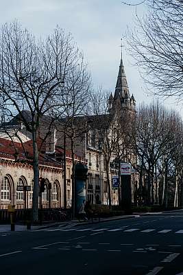  L'église catholique Saint Pierre de Neuilly à côté de la mairie