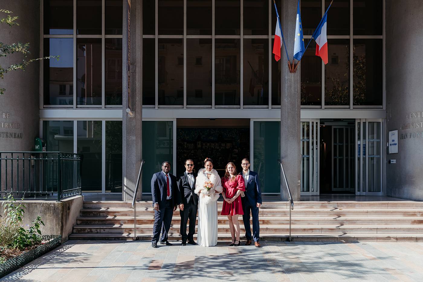 Les mariés et leurs témoins devant la mairie de Clamart