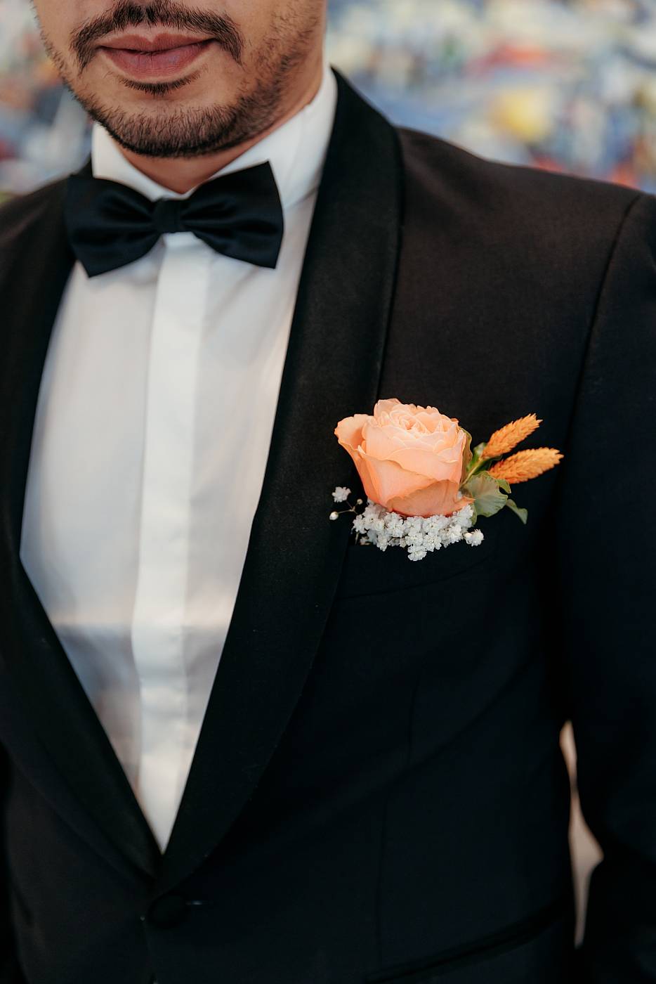 Le marié et sa rose dans la poche de son costume